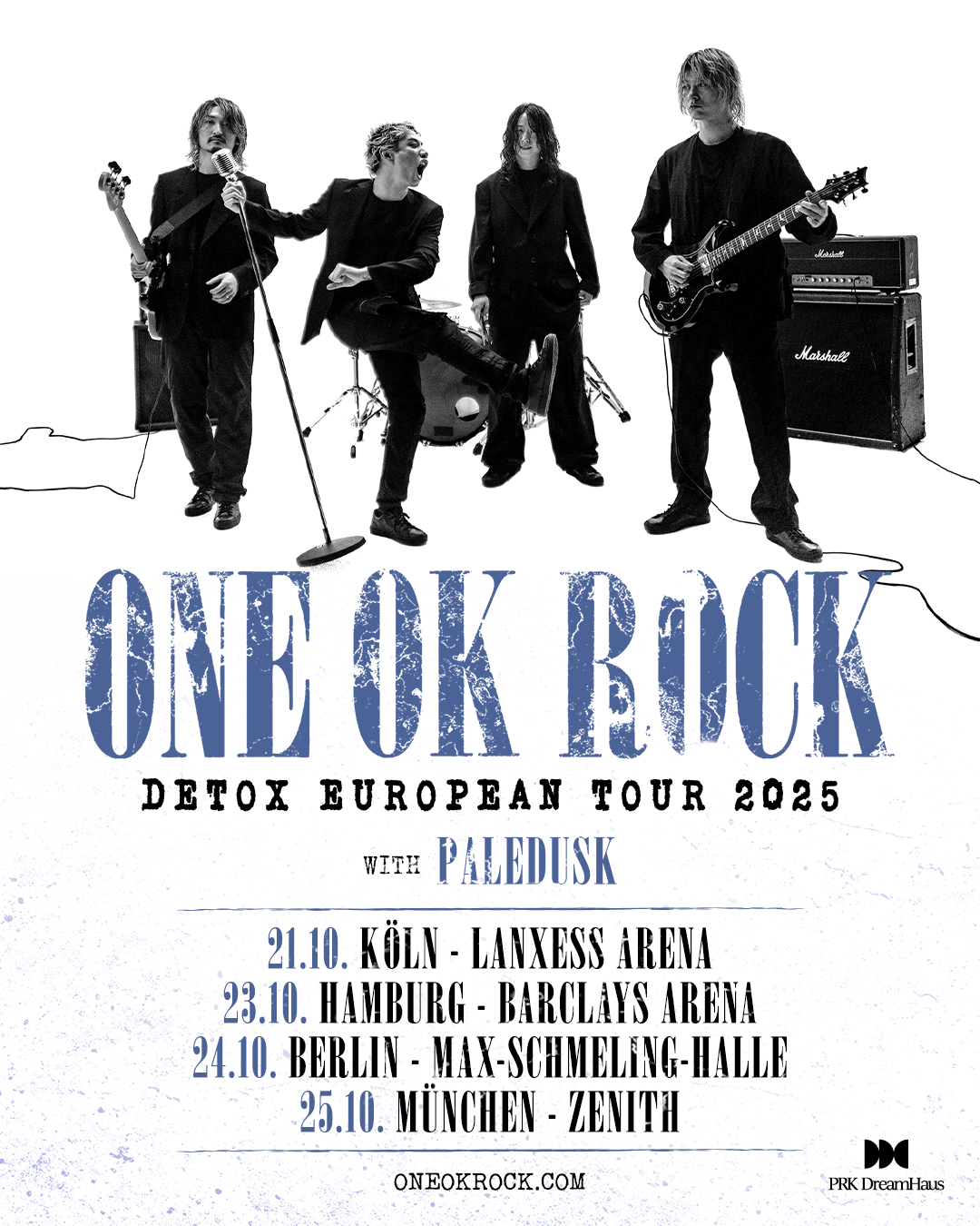 One Ok Rock Detox European Tour 2025 with Paledusk Poster.Die vier Band Mitglieder in schwarz weiß mit ihren Instrumenten auf weißem Hintergrund. Darunter in blau und schwarzer Schrift: ONE OK ROCK – DETOX European Tour 2025 with Paledusk 21.10.2025 – Köln, Lanxess Arena 23.10.2025 – Hamburg, Barclays Arena 24.10.2025 – Berlin, Max-Schmeling-Halle 25.10.2025 – München, Zenith 