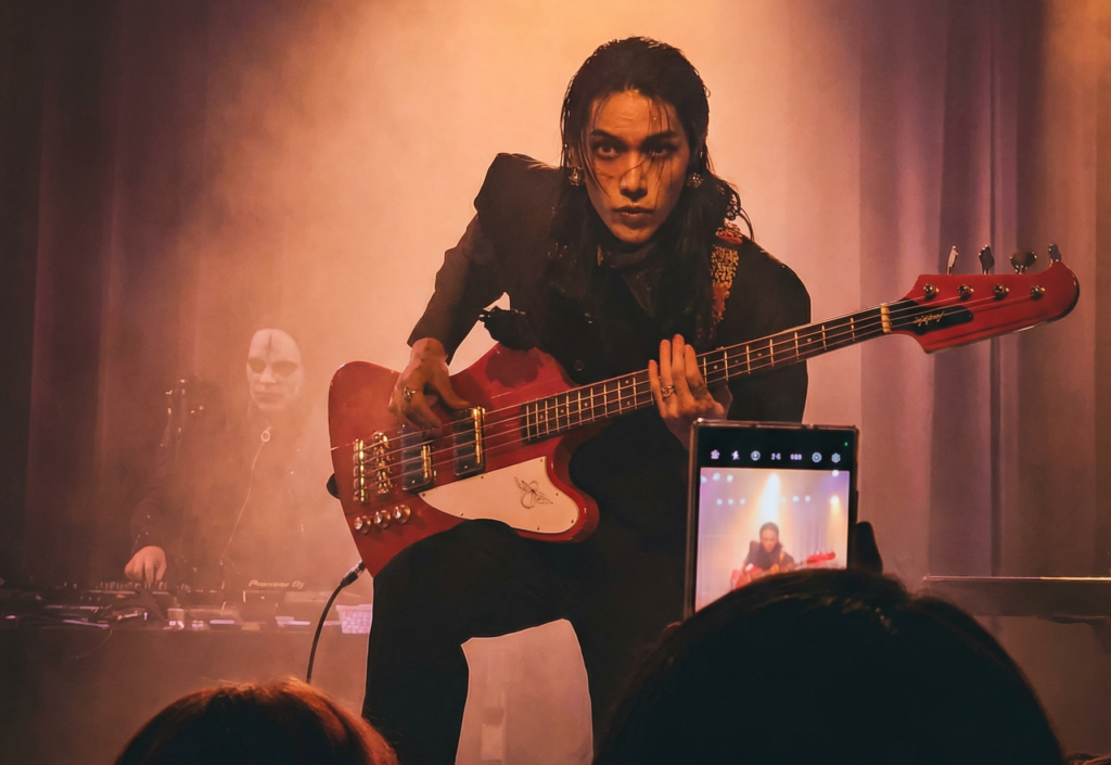 EL CAPITXN debütiert als Artist mit „Breaking Through“ feat. Taehyun & Jeremy Zucker  – Im Soundcheck